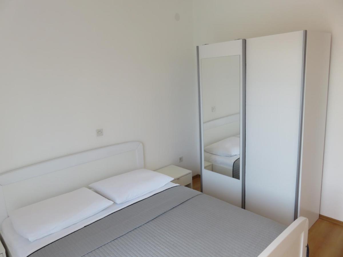 Apartmani Mm Starigrad Paklenica Exterior photo