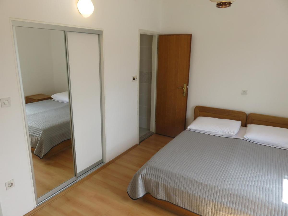 Apartmani Mm Starigrad Paklenica Exterior photo